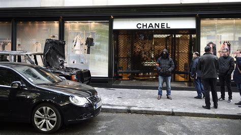 Paris : une boutique Chanel braquée à la voiture.